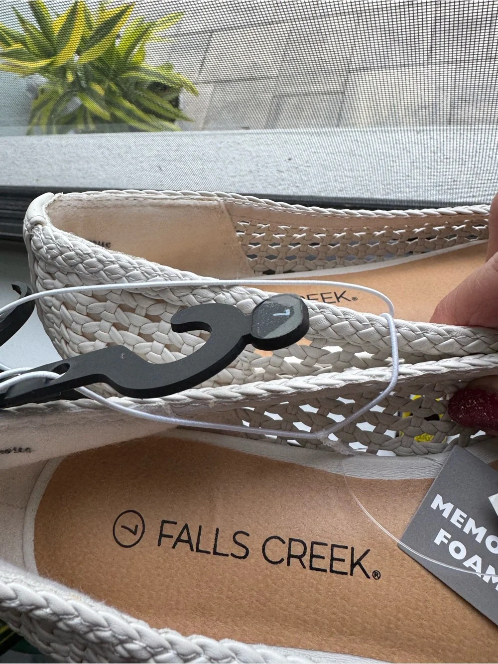 Falls Creek Women's Cream Woven Pointed Ballet  flats Sise 7